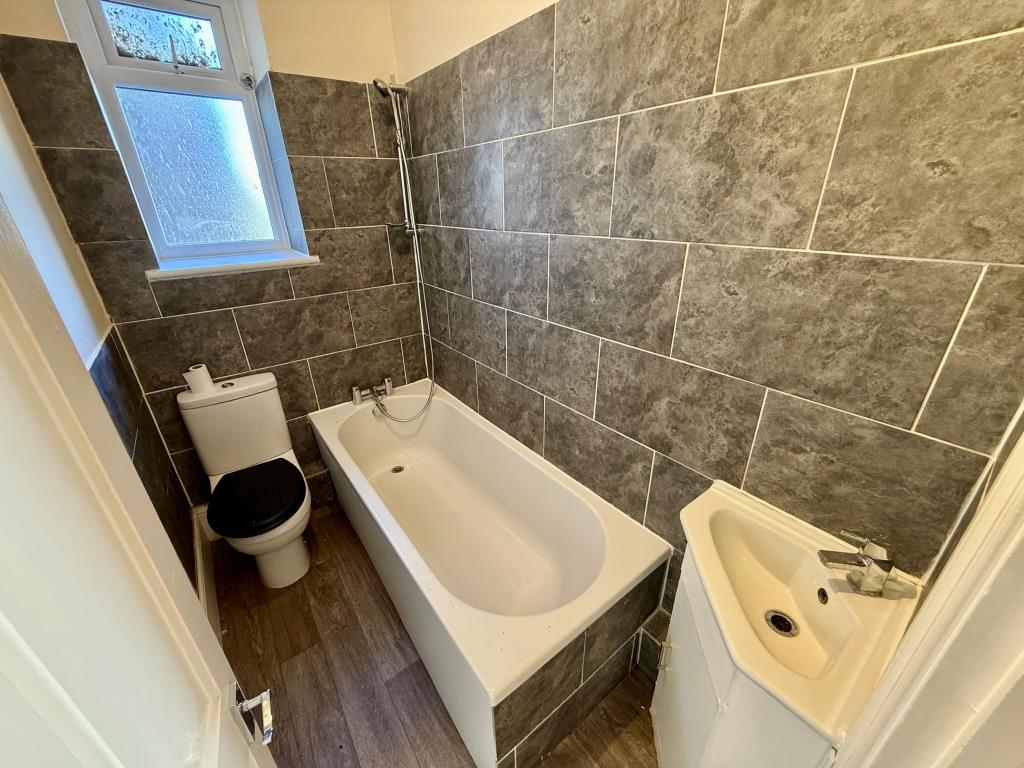 Lot: 8 - WELL PRESENTED TWO-BEDROOM FLAT - Bathroom with W.C.